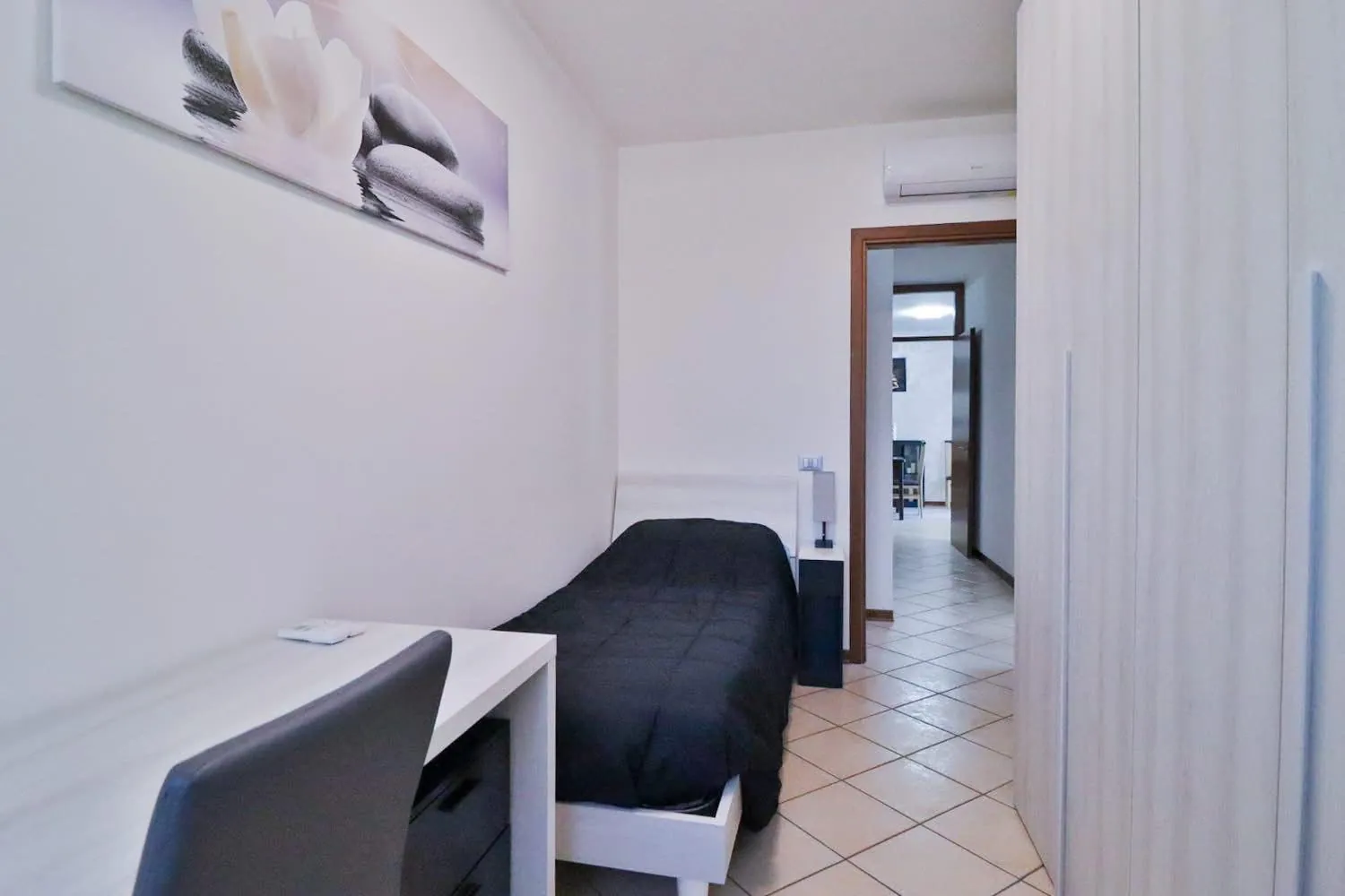 Camera singola con letto, scrivania e sedia
